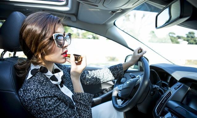 Hành trình lái xe của phụ nữ: Không nên làm việc riêng khi lái xe.