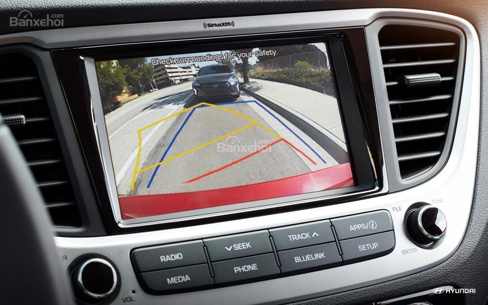 Ưu điểm Hyundai Accent 2018 - Camera quan sát phía sau tiêu chuẩn.