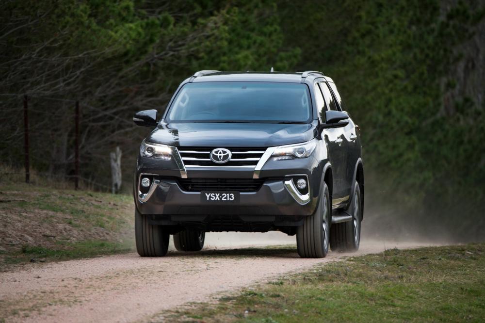 So sánh xe Toyota Fortuner 2018 và Peugeot 5008 2018 về đầu xe.