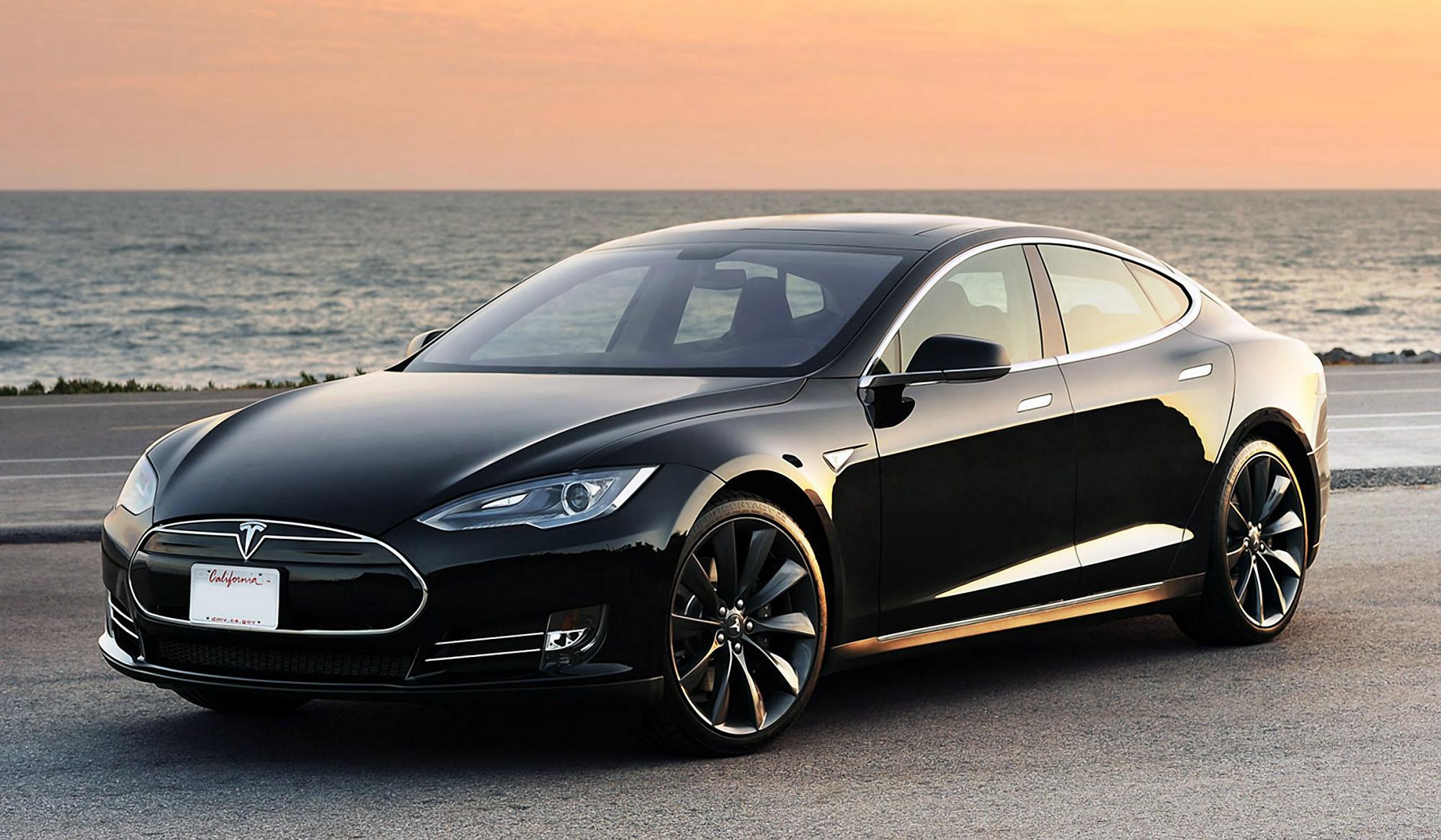 Tesla Model S màu đen đang chạy