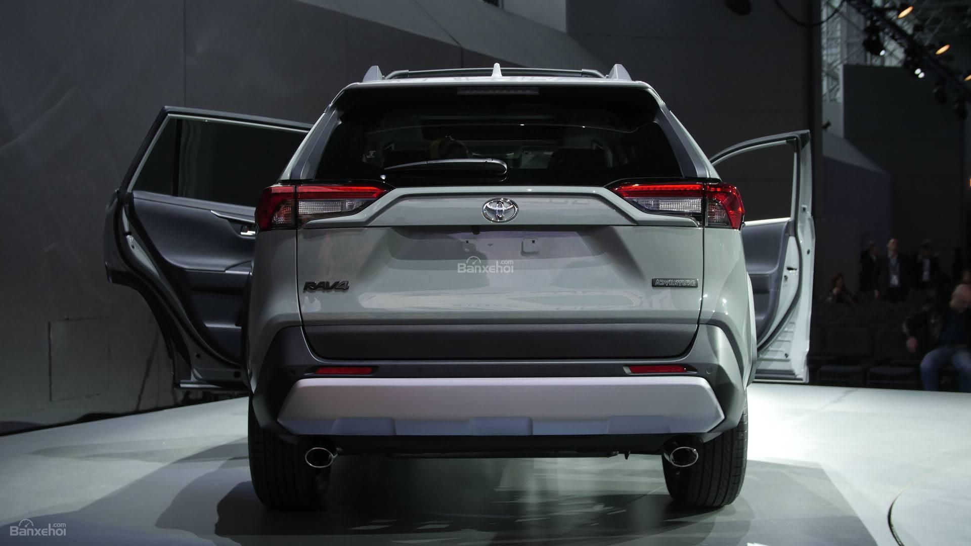 Đánh giá xe Toyota RAV4 2019 về thiết kế đuôi xe: Đuôi xe thể thao 2