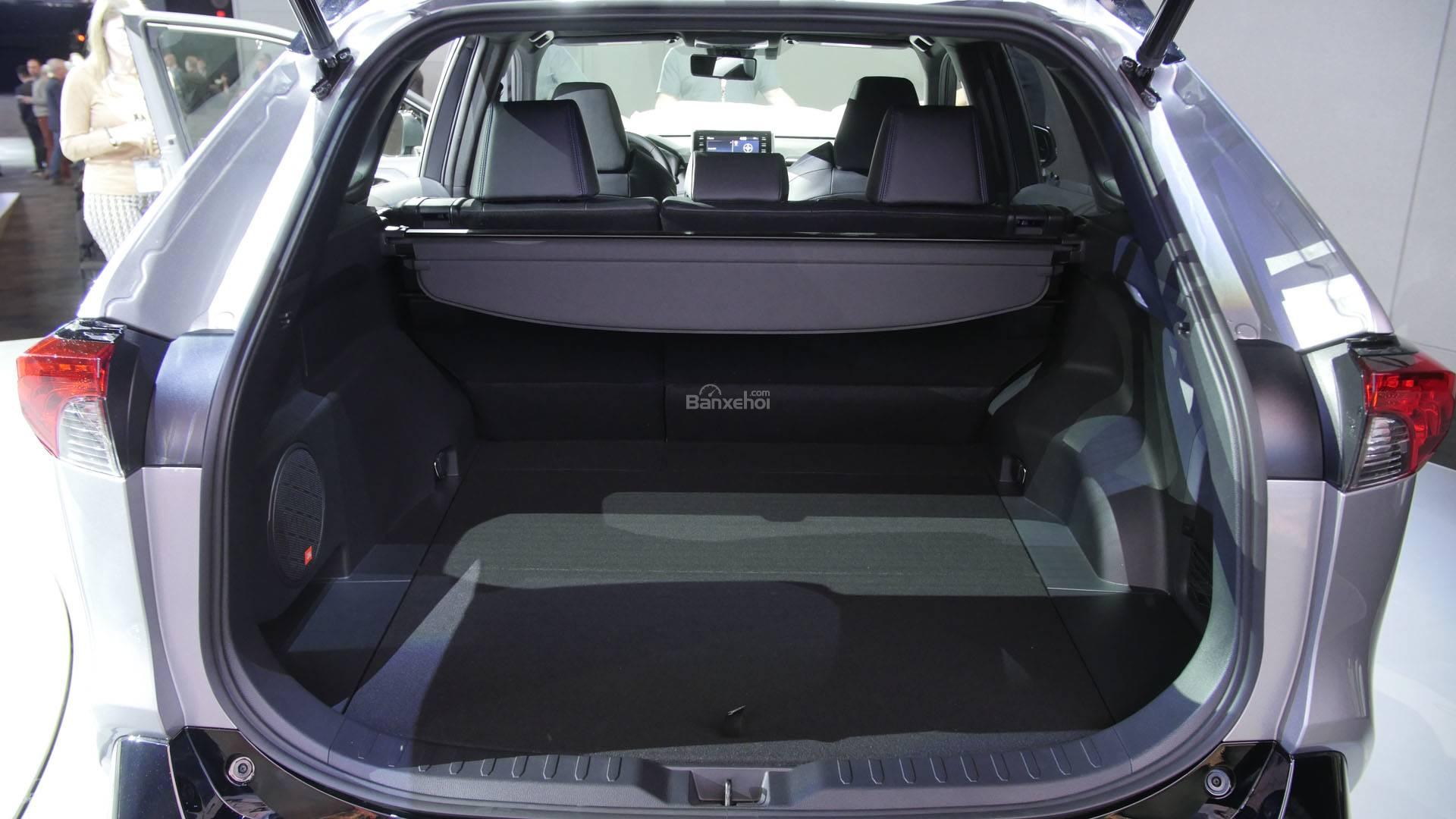 Đánh giá xe Toyota RAV4 2019 về khoang hành lý: có cơ chế mở cốp thông minh 2