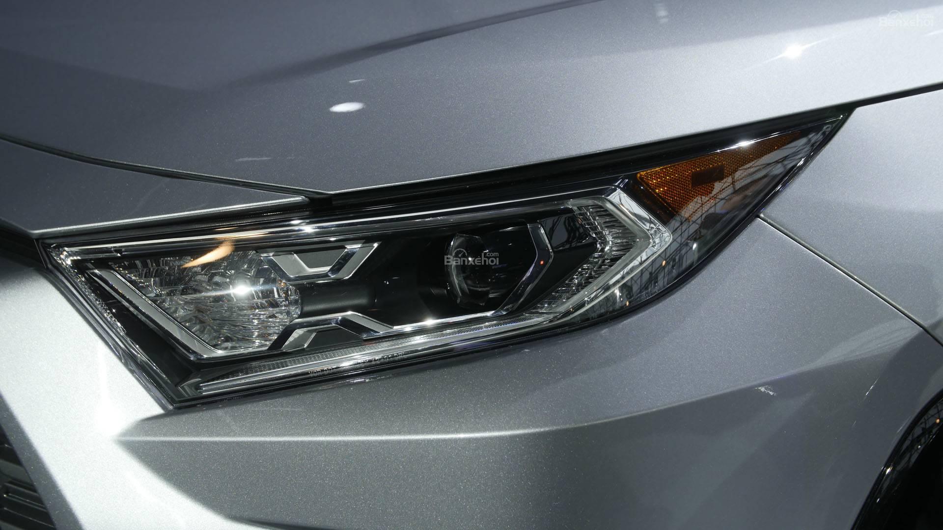 Đánh giá xe Toyota RAV4 2019 về thiết kế đầu xe: Đèn trước góc cạnh 2