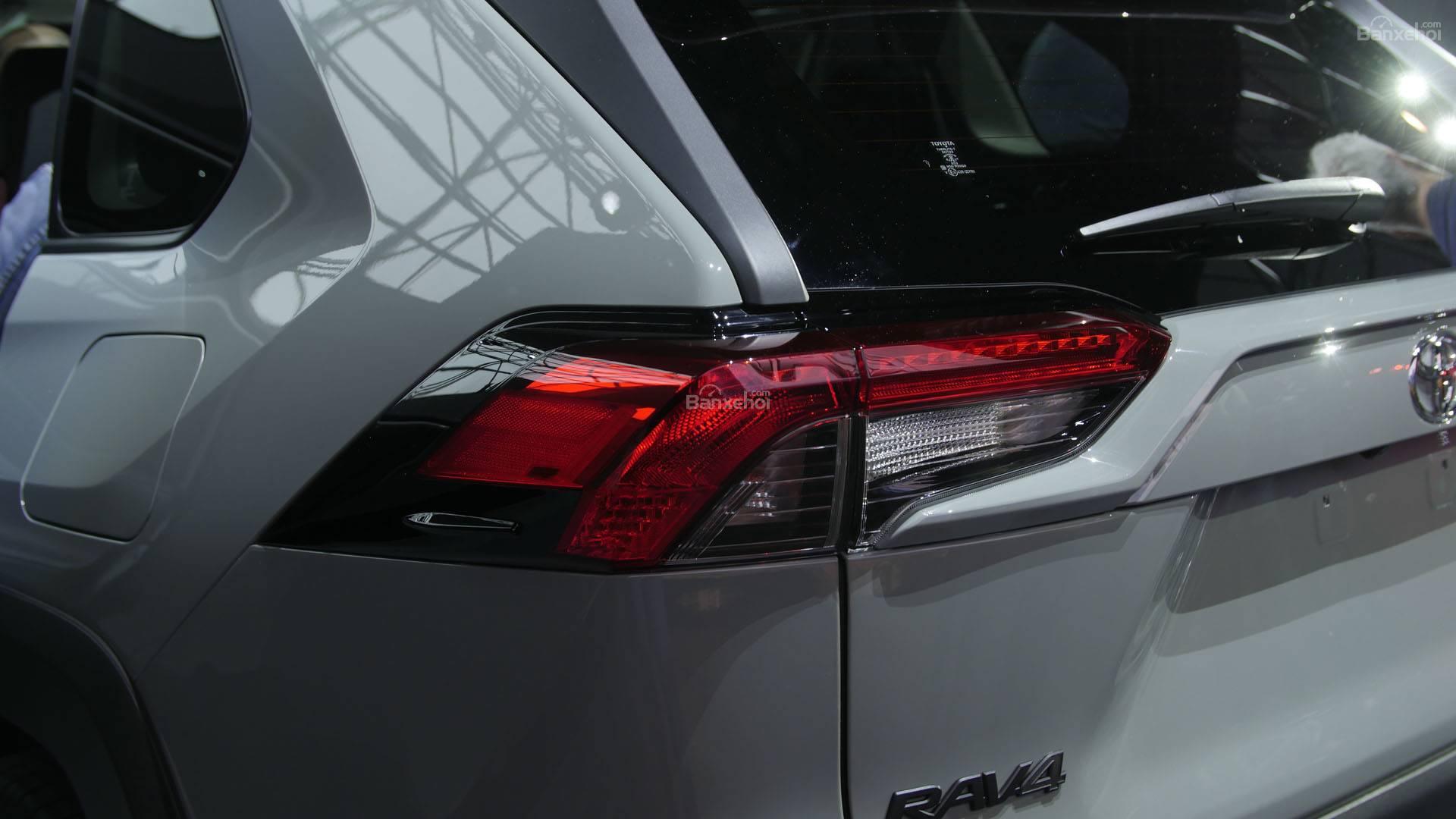 Đánh giá xe Toyota RAV4 2019 về thiết kế đuôi xe: Đèn sau góc cạnh 2