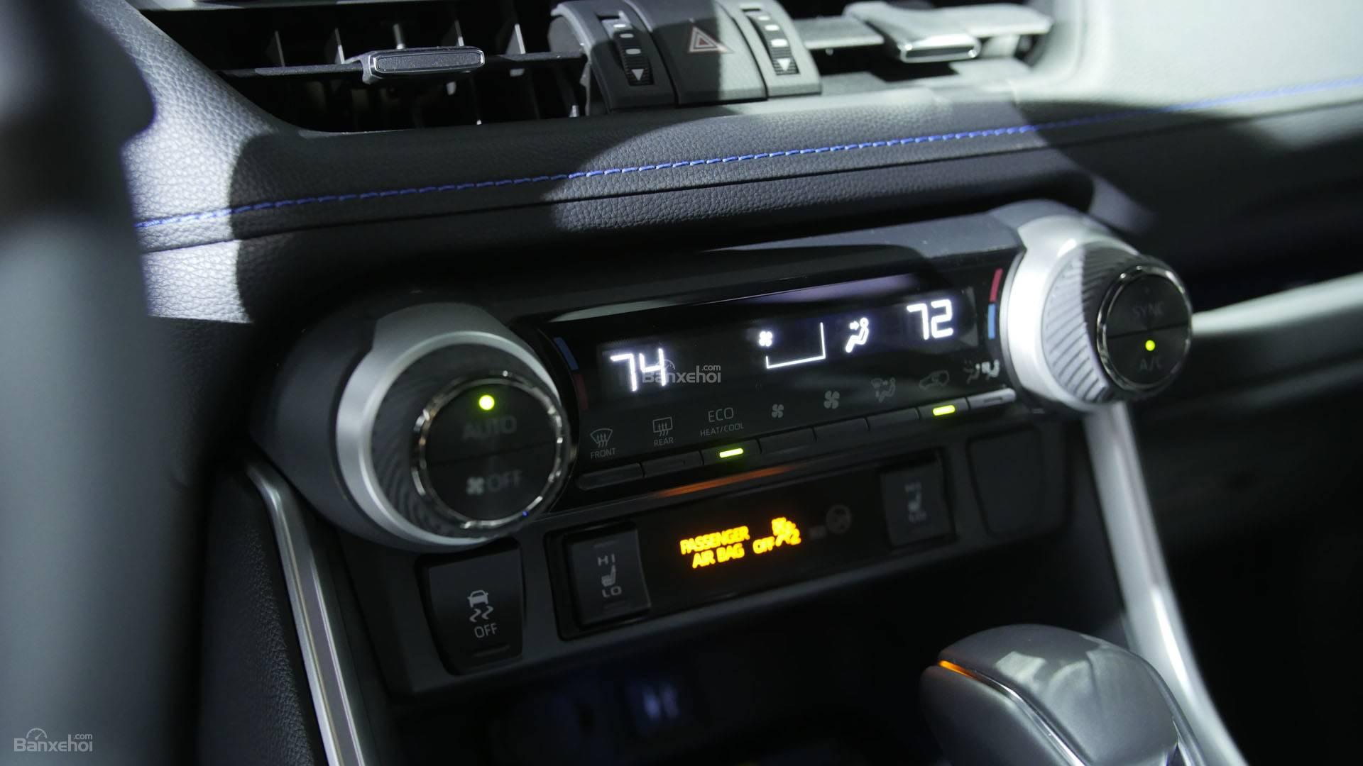 Đánh giá xe Toyota RAV4 2019 về trang bị tiện nghi: cụm phím điều hòa, radio 2