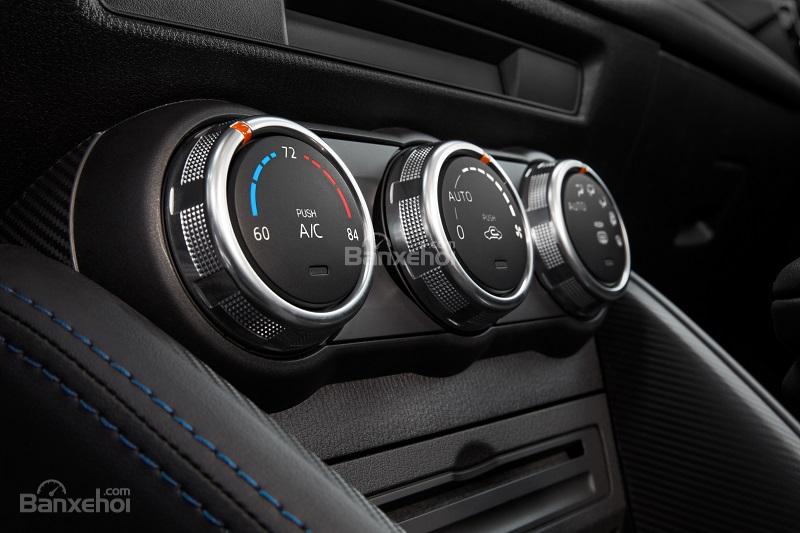 Đánh giá xe Toyota Yaris sedan 2019: Các nút điều khiển khu vực trung tâm/