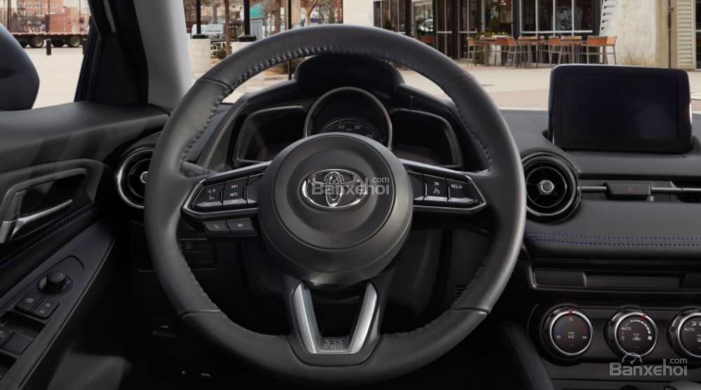Đánh giá xe Toyota Yaris sedan 2019: Vô-lăng tích hợp các nút điều khiển.