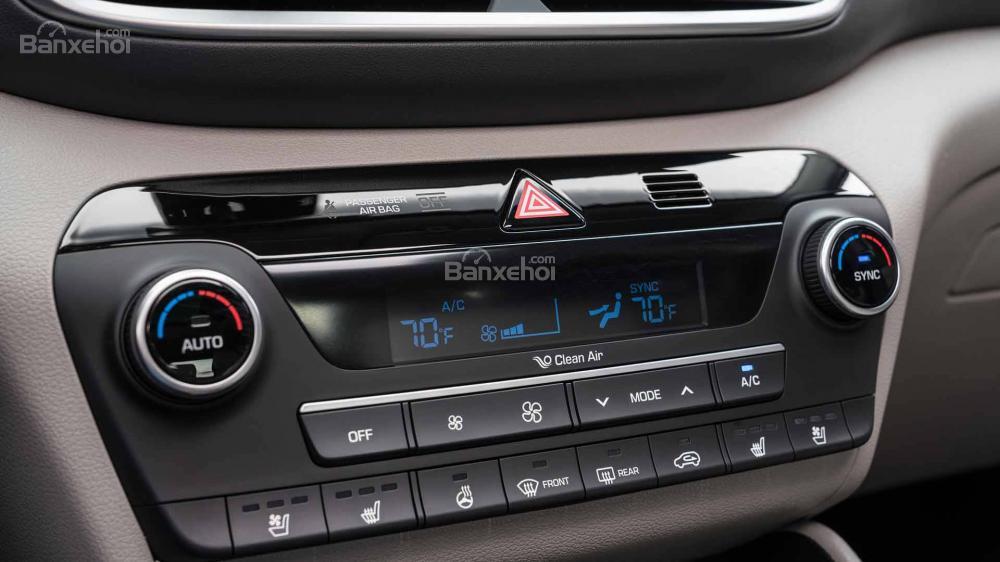 Đánh giá xe Hyundai Tucson 2019: Các nút bấm điều khiển khu vực trung tâm.