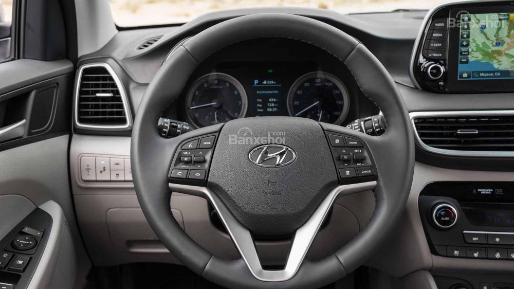 Đánh giá xe Hyundai Tucson 2019: Vô-lăng đa chức năng.