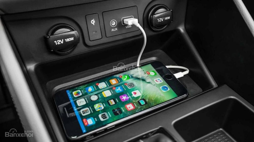 Đánh giá xe Hyundai Tucson 2019: Sạc điện thoại không dây.