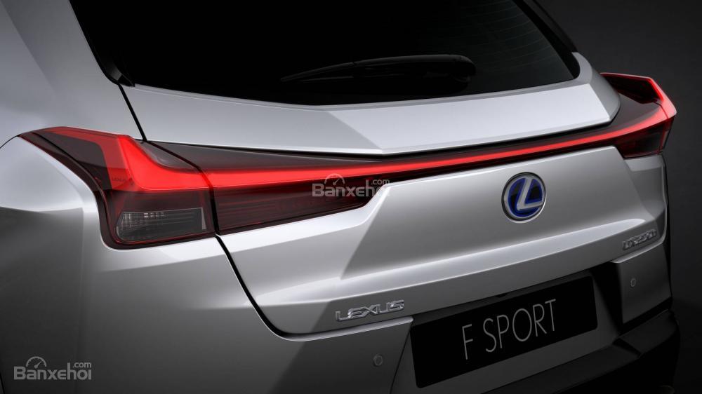  Đánh giá xe Lexus UX 2019 - 2020: Thiết kế đèn hậu liền mạch ấn tượng.