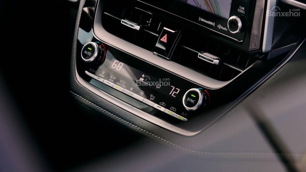 Đánh giá xe Toyota Corolla Hatchback 2019: Các nút điều khiển chứ năng .
