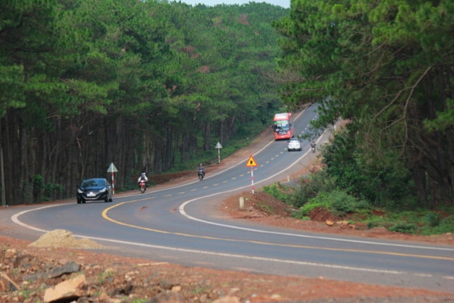 Kinh nghiệm lái xe ô tô đường dài an toàn là di chuyển đúng làn đường.