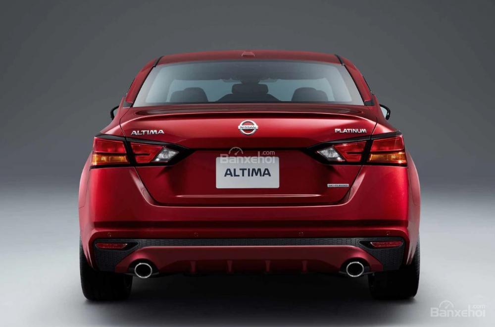 Đánh giá xe Nissan Altima 2019: Đuôi xe nhìn chính diện.