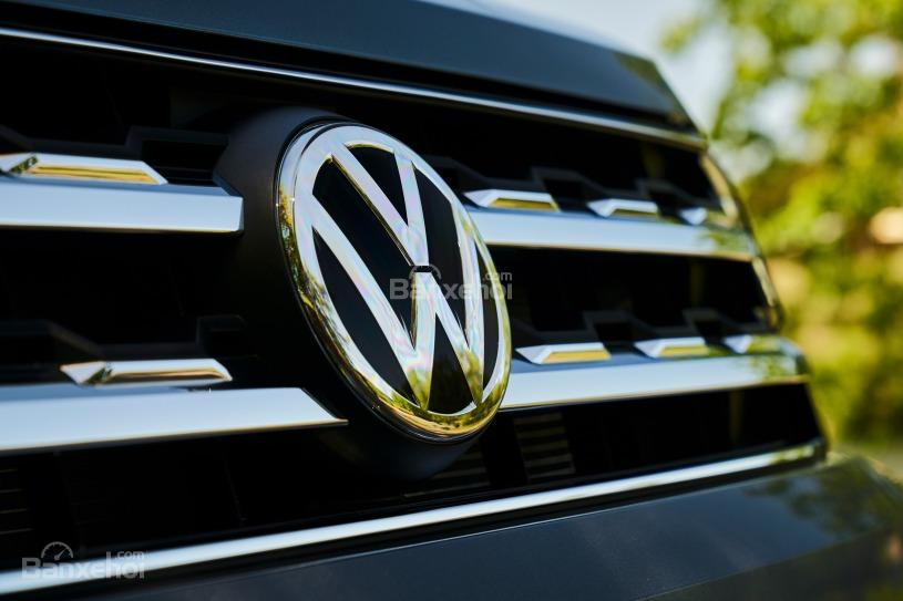 Đánh giá xe Volkswagen Atlas 2018: Lưới tản nhiệt 2 nan liền khối 2