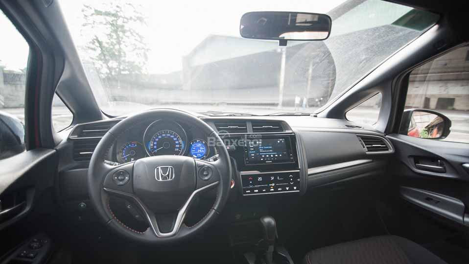 Honda Jazz thua kém Mazda 2 ở khu vực nội thất rất nhiều Honda Jazz thua kém Mazda 2 ở khu vực nội thất rất nhiều.