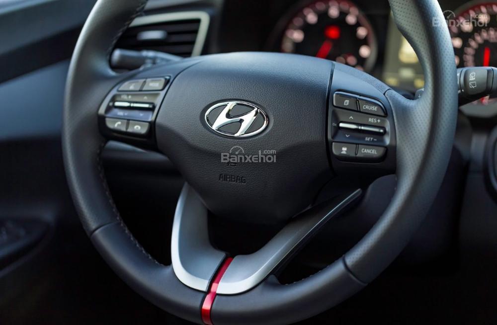 Đánh giá xe Hyundai Veloster 2019: Vô lăng bọc da.