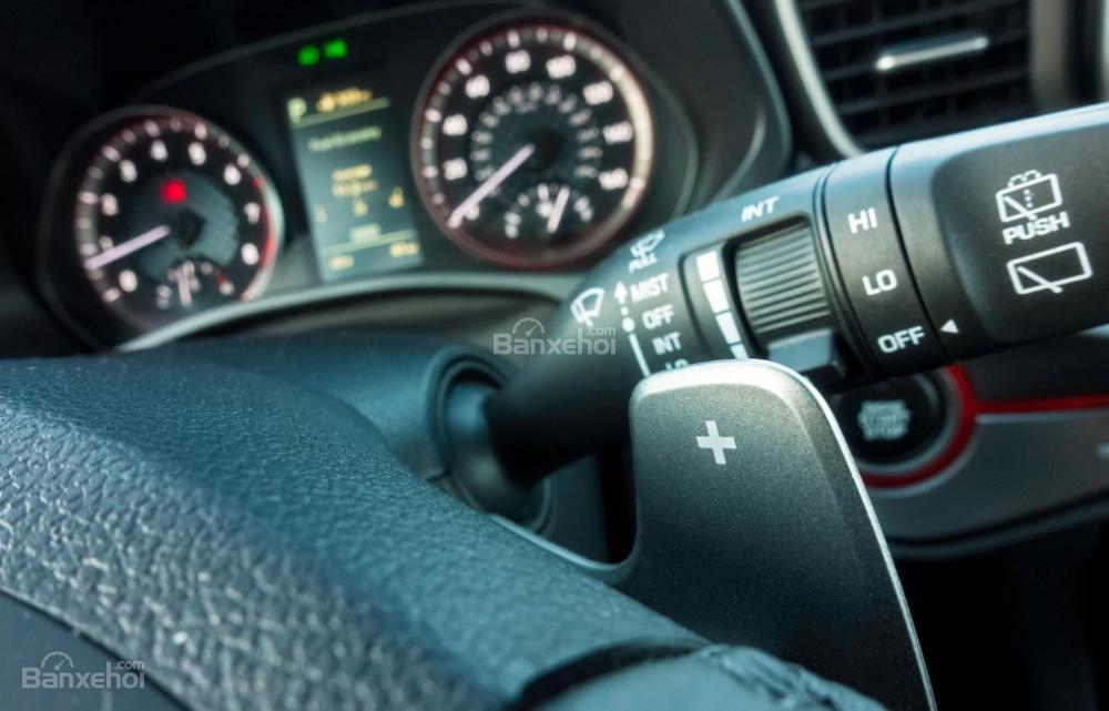 Đánh giá xe Hyundai Veloster 2019: Cụm đồng hồ.