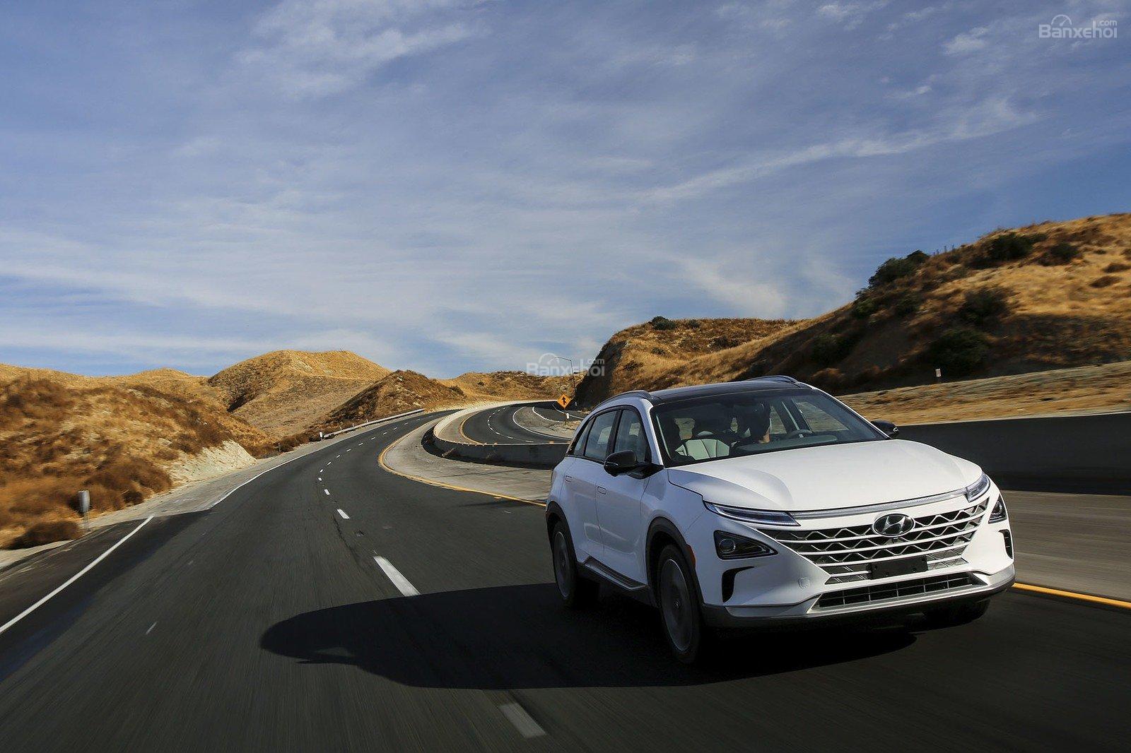 Đánh giá xe Hyundai Nexo 2019: Điều khiển thoải mái với vô-lăng nhẹ nhàng z