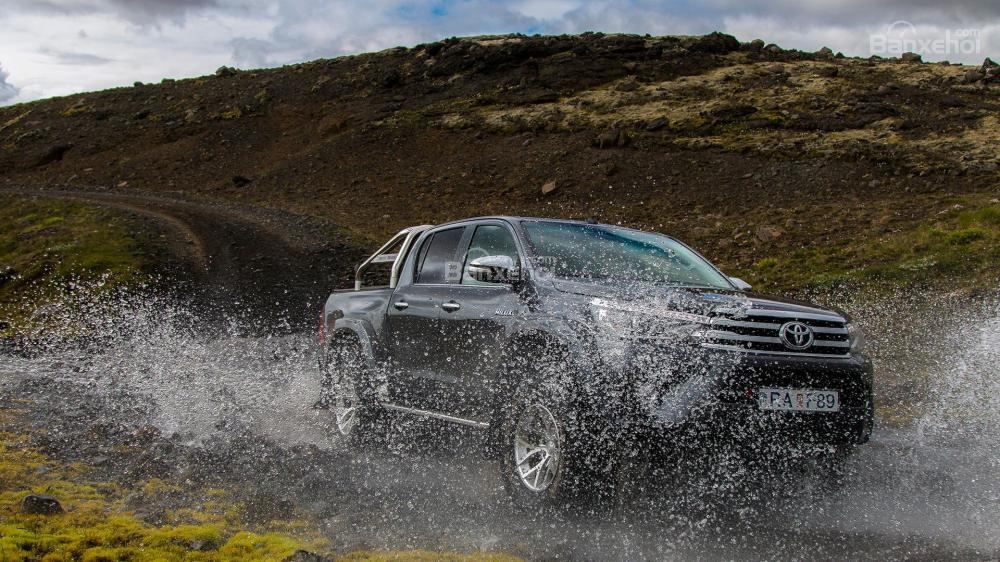 Vén màn Toyota HiLux AT35 trước ngày trình làng - 1