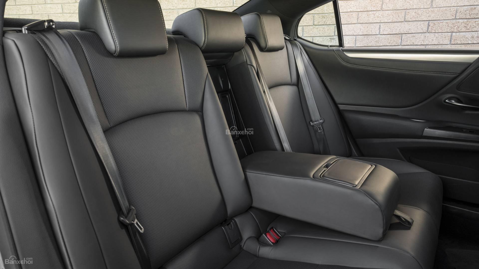 Đánh giá xe Lexus ES 2019: Ghế ngồi vẫn rất rộng rãi dù kích thước xe nhỏ hơn trước 1a