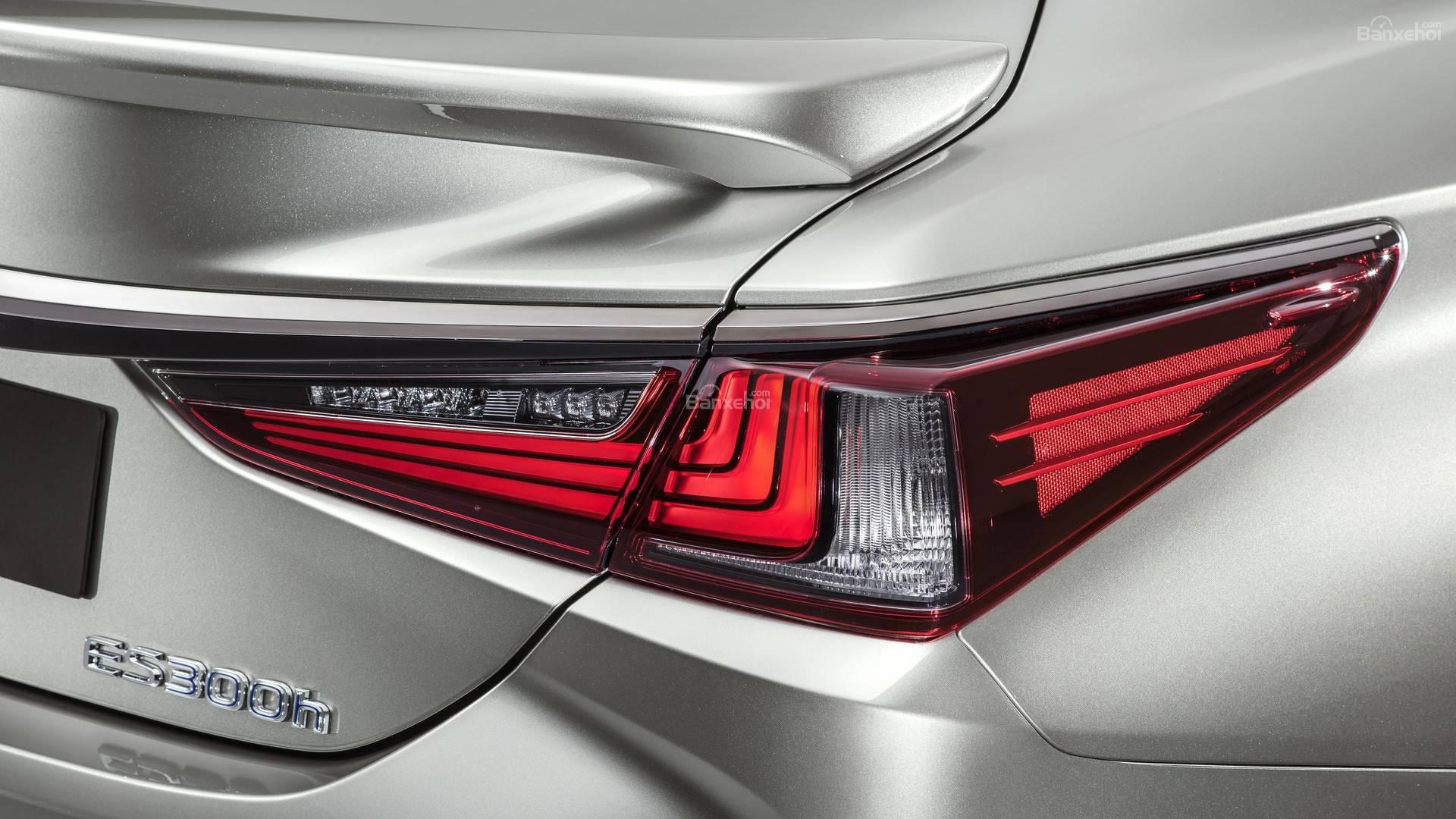 Đánh xe Lexus ES 2019: Đèn hậu LED hình chữ L z