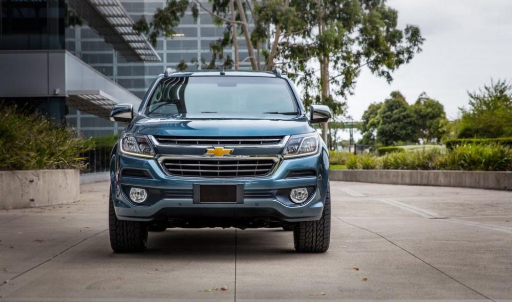 So sánh xe Isuzu MU-X và Chevrolet Trailblazer về đầu xe.