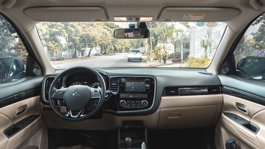 So sánh xe Mazda CX-5 2018 và Mitsubishi Outlander 2018 về táp-lô 3 So sánh xe Mazda CX-5 2018 và Mitsubishi Outlander 2018 về táp-lô 4