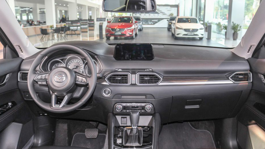 So sánh xe Mazda CX-5 2018 và Mitsubishi Outlander 2018 về táp-lô So sánh xe Mazda CX-5 2018 và Mitsubishi Outlander 2018 về táp-lô.