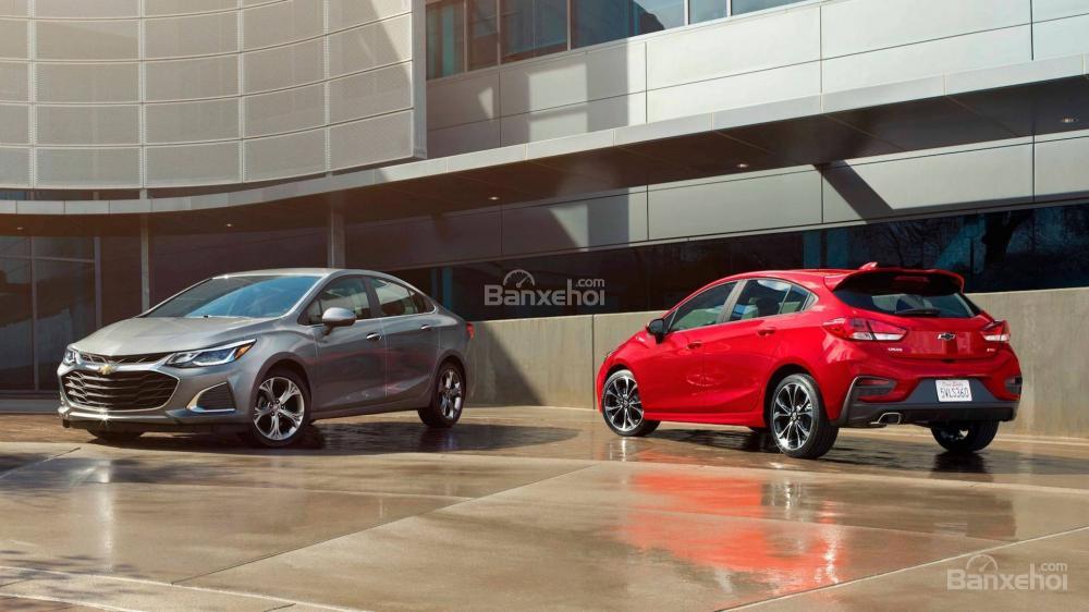 Đánh giá xe Chevrolet Cruze 2019 nâng cấp: Cả 2 dáng xe đều sử dụng chung động cơ.