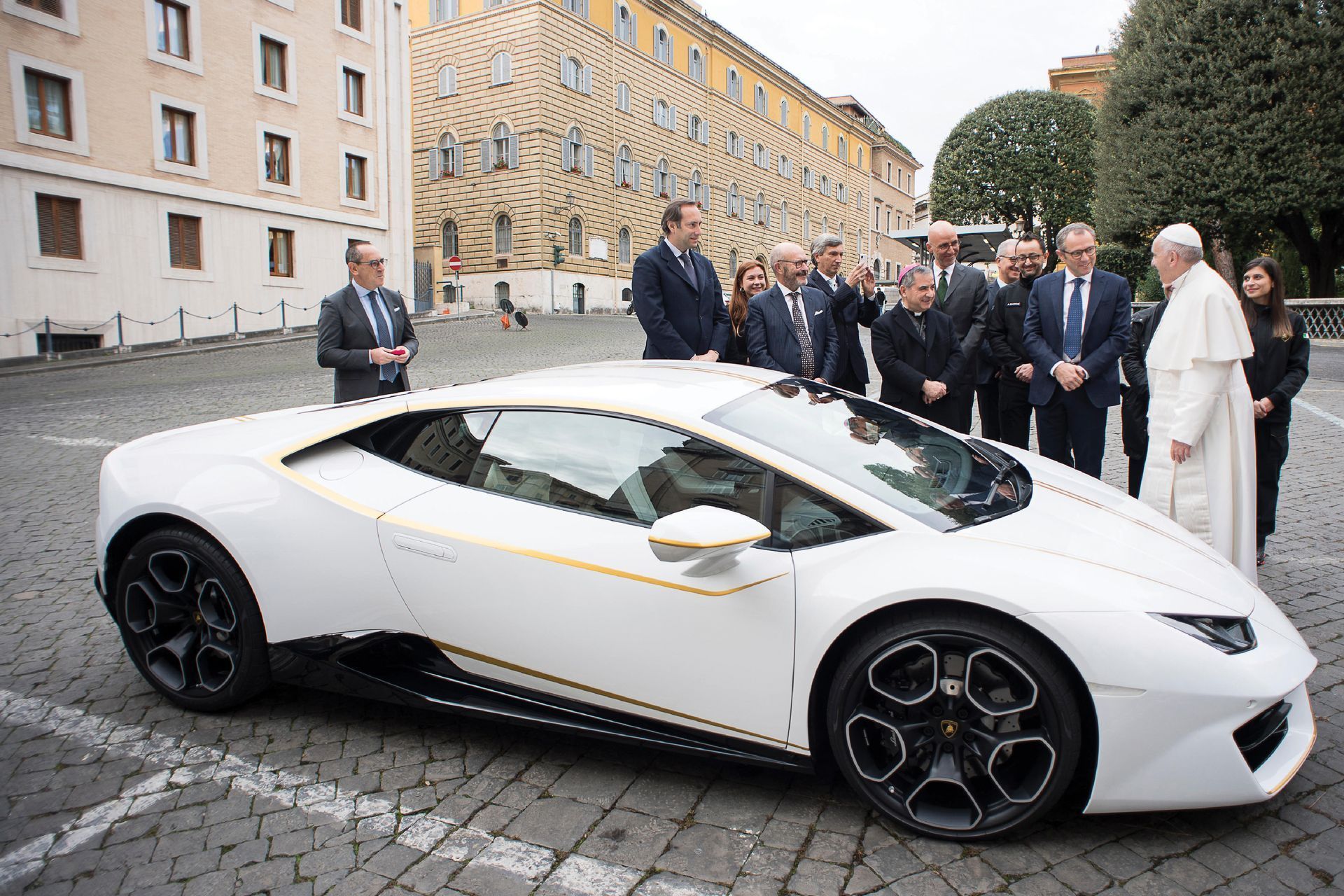 Chiêm ngưỡng Lamborghini Huracan phiên bản giáo hoàng có giá 861.000 USD 1a