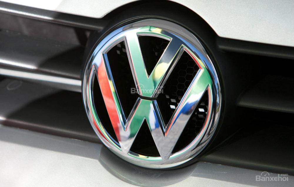 Tiếp tục dính lỗi, Volkswagen triệu hồi 410.000 xe do hư dây an toàn - 1