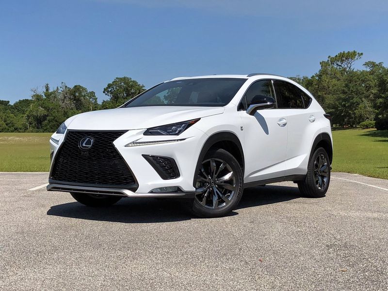 Lexus NX 300 F-Sport 2018 cải tiến nhẹ, đẩy giá lên mức 1,13 tỷ đồng a1