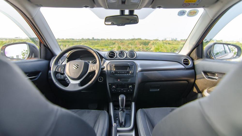 Suzuki Vitara và Ford Ecosport đều sở hữu cabin thực dụng và gọn gàng Suzuki Vitara và Ford Ecosport đều sở hữu cabin thực dụng và gọn gàng.