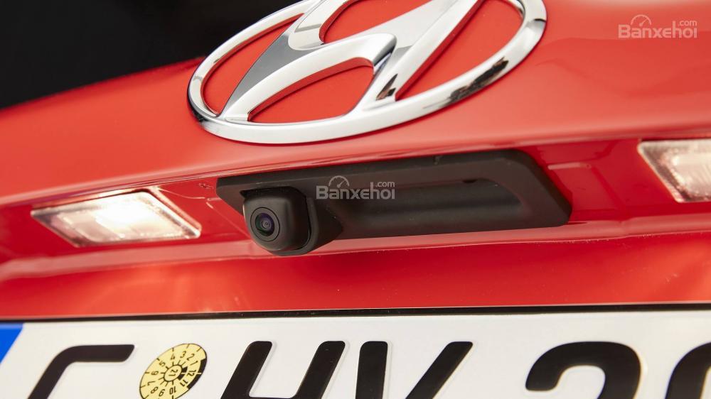 Đánh giá xe Hyundai i20 2019: Camera trước.