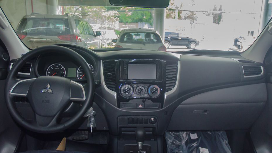 Chevrolet Colorado 2018 và Mitsubishi Triton 2018 đều hướng theo phong cách nội thất tối giản 1 Chevrolet Colorado 2018 và Mitsubishi Triton 2018 đều hướng theo phong cách nội thất tối giản 2