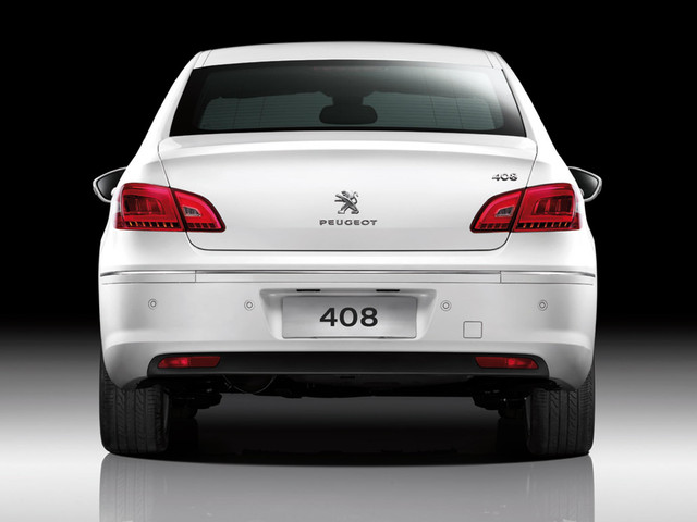 Đánh giá Peugeot 408 2018: Logo sư tử sáng bóng nhờ lớp mạ crom đặt ở chính giữa 1