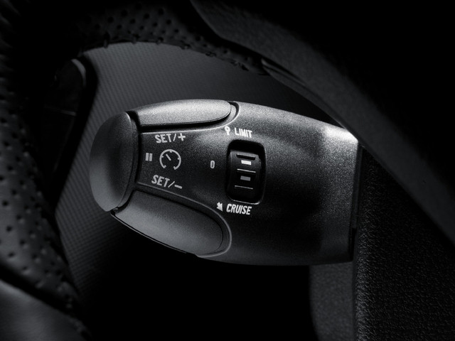 Đánh giá Peugeot 408 2018: cần điều khiển hệ thống ga tự động 1