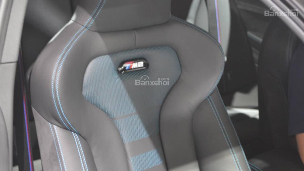 Đánh giá xe BMW M2 Competition 2019: Cận cảnh logo trên ghế.