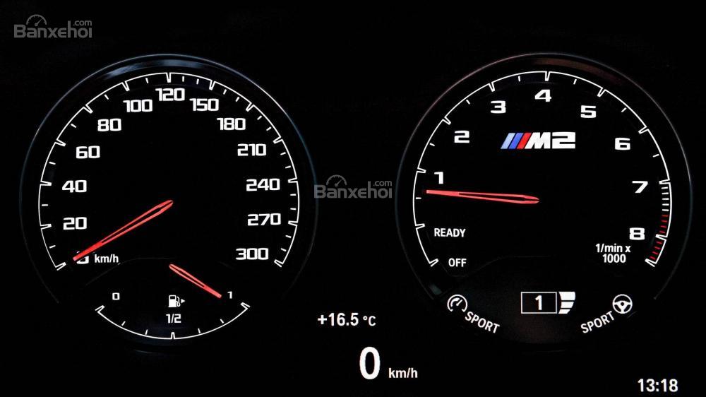 Đánh giá xe BMW M2 Competition 2019: Cụm đồng hồ.