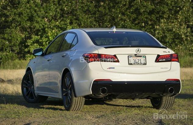 Đánh giá xe Acura TLX 2018: Ống xả tích hợp với cản trên biến thể A-Spec z