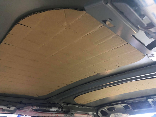 Không chỉ có tấm chắn nắng trên xe Toyota, trần xe Mini Cooper S cũng được ốp bằng bìa các-tông 1