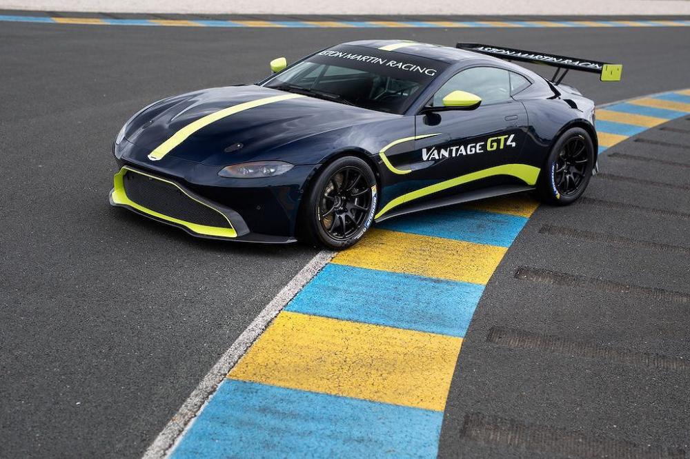 Trình làng trước lễ hội cặp đôi xe đua Aston Martin Vantage GT3 và GT4