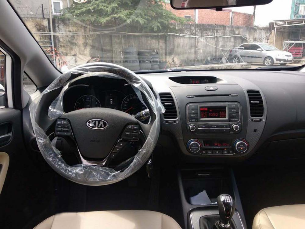 Khoang nội thất Kia Cerato SMT 2018 khá rộng rãi, bọc da cao cấp..