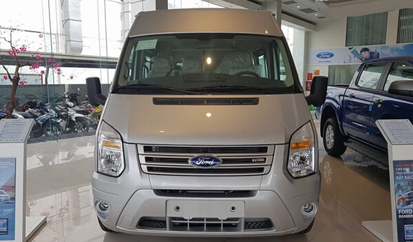 So sánh xe Ford Transit và Hyundai Solati về đầu xe.