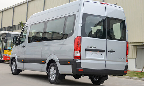 So sánh xe Ford Transit và Hyundai Solati về đuôi xe.