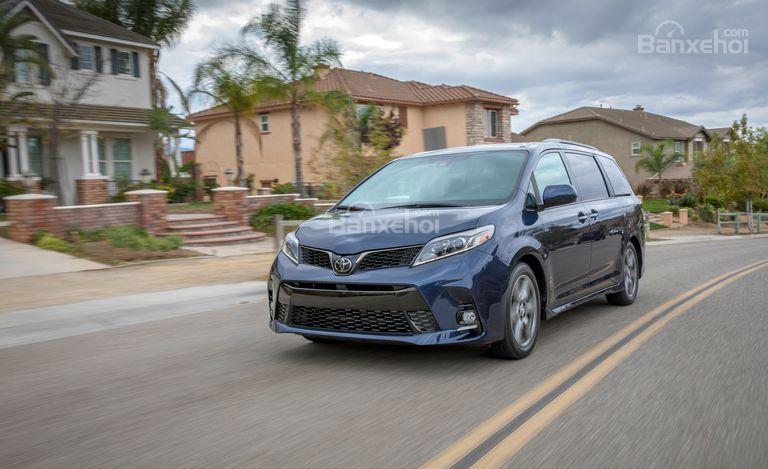 Toyota Sienna 2018 cho cảm giác lái linh hoạt dù sở hữu thân hình đồ sộ.