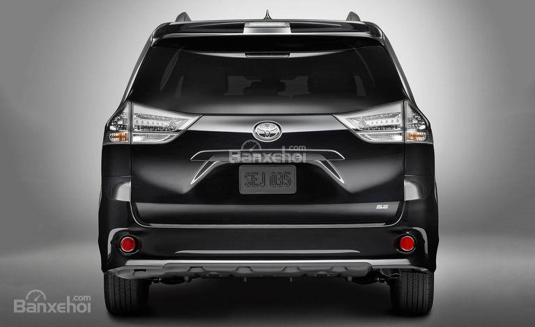 Đánh giá xe Toyota Sienna 2018: Đuôi xe chính diện.