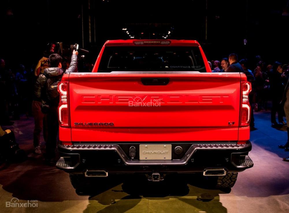 Đánh giá xe Chevrolet Silverado 1500 2019: Đuôi xe.