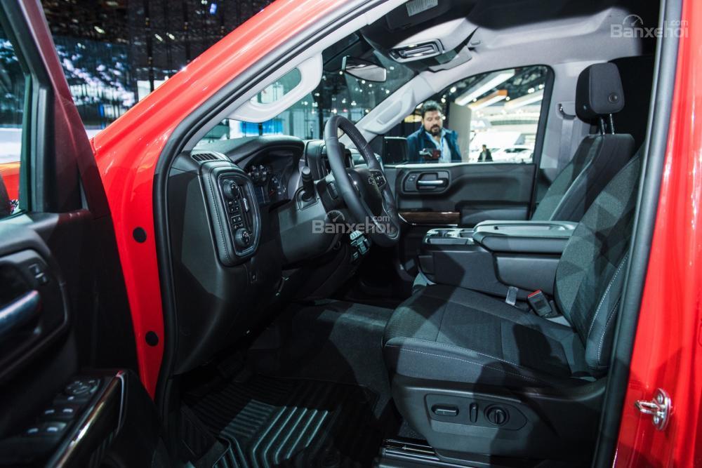 Đánh giá xe Chevrolet Silverado 1500 2019: Hàng ghế trước.
